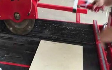 滚轮式轻便电动瓷砖切割机无尘循环水湿切瓷砖视频